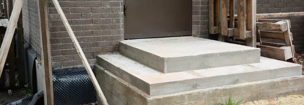 Upadek ze schodów: jakie zewnętrzne przyczyny mogą zaskoczyć?