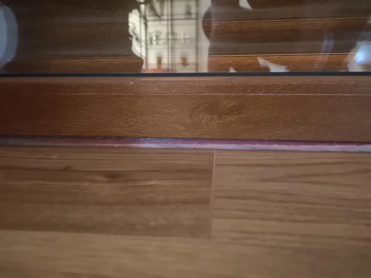 Jak wykończyć panele przy drzwiach balkonowych, aby uniknąć wilgoci?