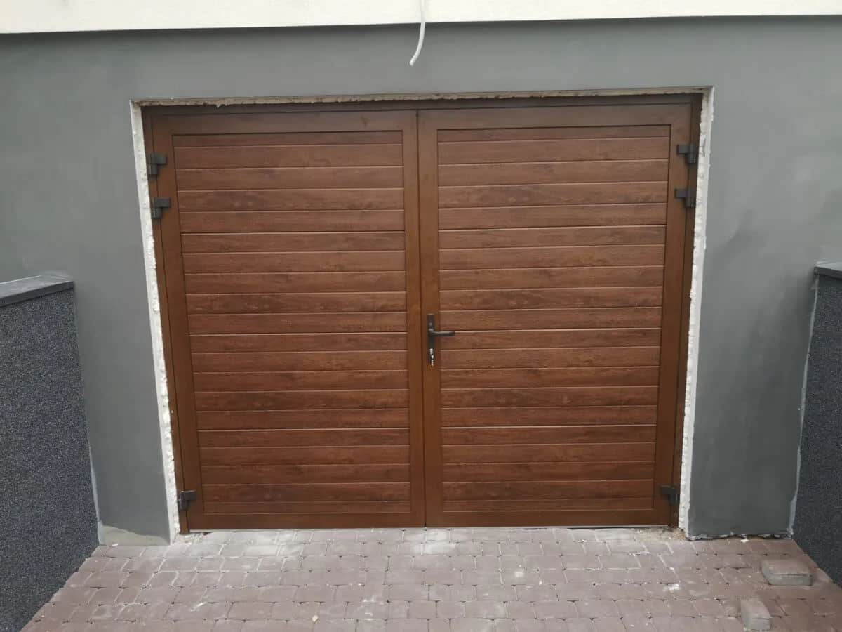 Jakie drzwi do garażu wybrać, aby zapewnić bezpieczeństwo i komfort?