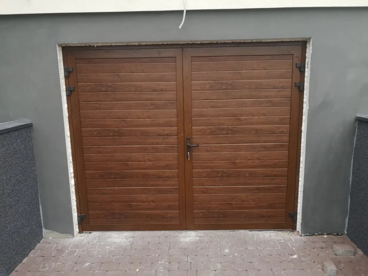 Jakie drzwi do garażu wybrać, aby zapewnić bezpieczeństwo i komfort?