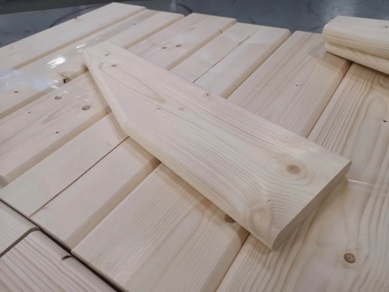 Jakie drewno na schody zewnętrzne? Oto najlepsze opcje trwałe i odporne