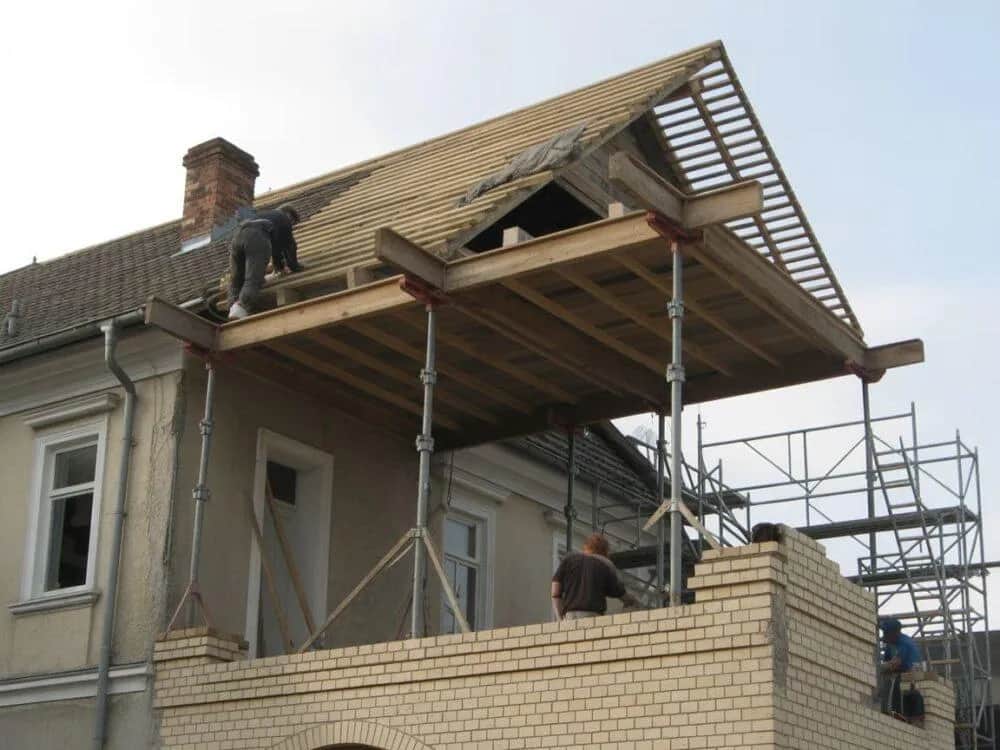 Ile kosztuje podniesienie dachu? Sprawdź, co wpływa na cenę