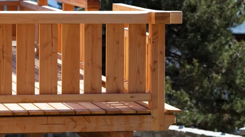 Jakie drewno na balustrady zewnętrzne? Wybierz trwałe i odporne opcje