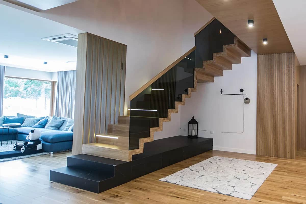 Co na schody w domu - jak wybrać bezpieczne i stylowe rozwiązania