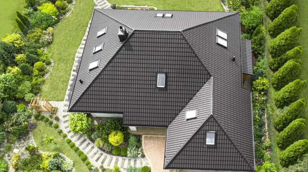 Dach naczółkowy: poznaj jego zalety, wady i zastosowanie w architekturze