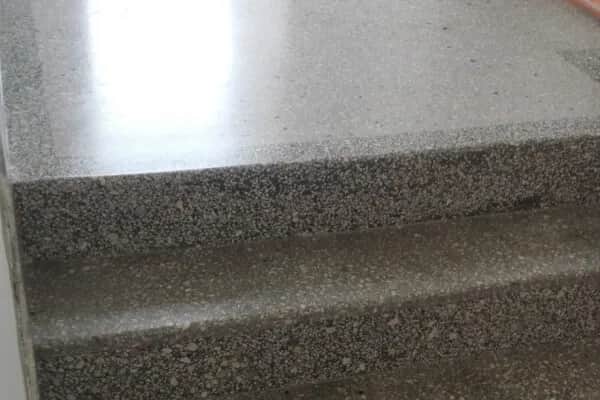 Czym pokryć schody z lastryko, aby uniknąć kosztownych napraw?