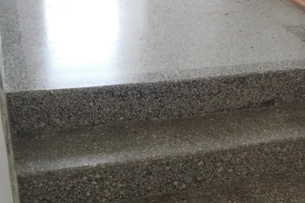 Czym pokryć schody z lastryko, aby uniknąć kosztownych napraw?