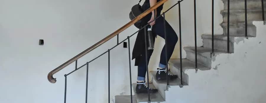 Czy chodzenie po schodach przyspiesza poród? Oto prawda, której nie znasz