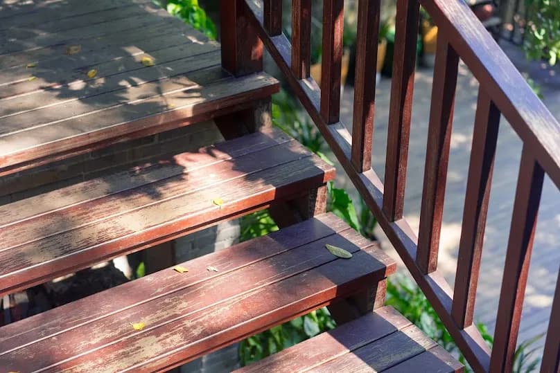 Czym zaimpregnować schody drewniane, aby uniknąć ich zniszczenia?