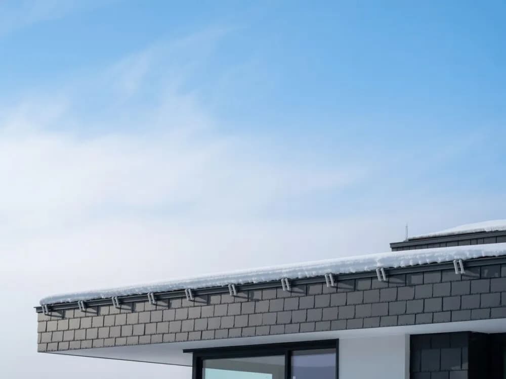 Ile śniegołapów na dach? Oblicz, aby uniknąć kosztownych błędów