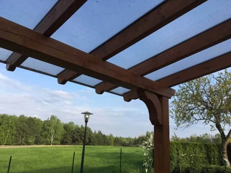 Plexi na dach: Jak uniknąć błędów przy wyborze i montażu?