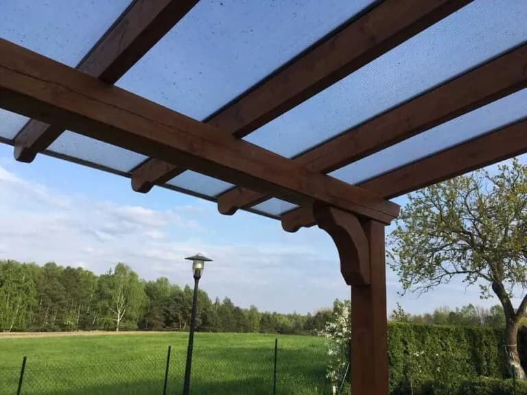 Plexi na dach: Jak uniknąć błędów przy wyborze i montażu?