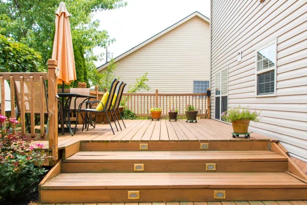 Co położyć na schody zewnętrzne zamiast płytek? Oto najlepsze alternatywy