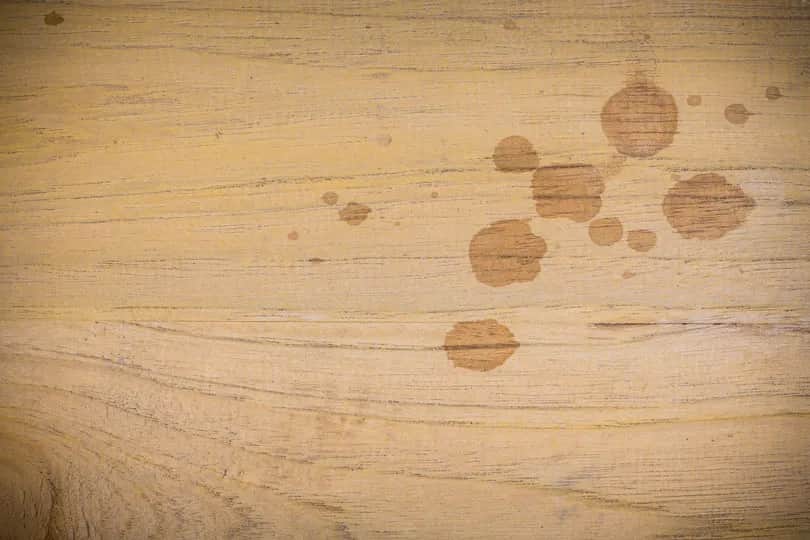 Jak usunąć tłuste plamy z mebli drewnianych bez uszkodzeń powierzchni