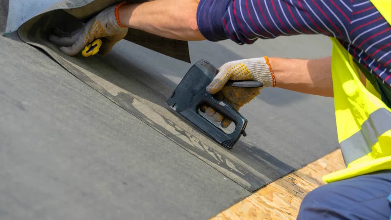 Jaką papę na dach wybrać, by uniknąć problemów z wilgocią?