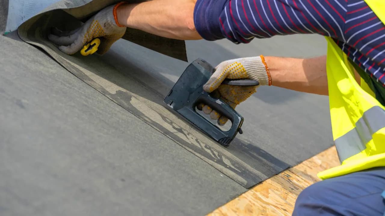 Jaką papę na dach wybrać, by uniknąć problemów z wilgocią?