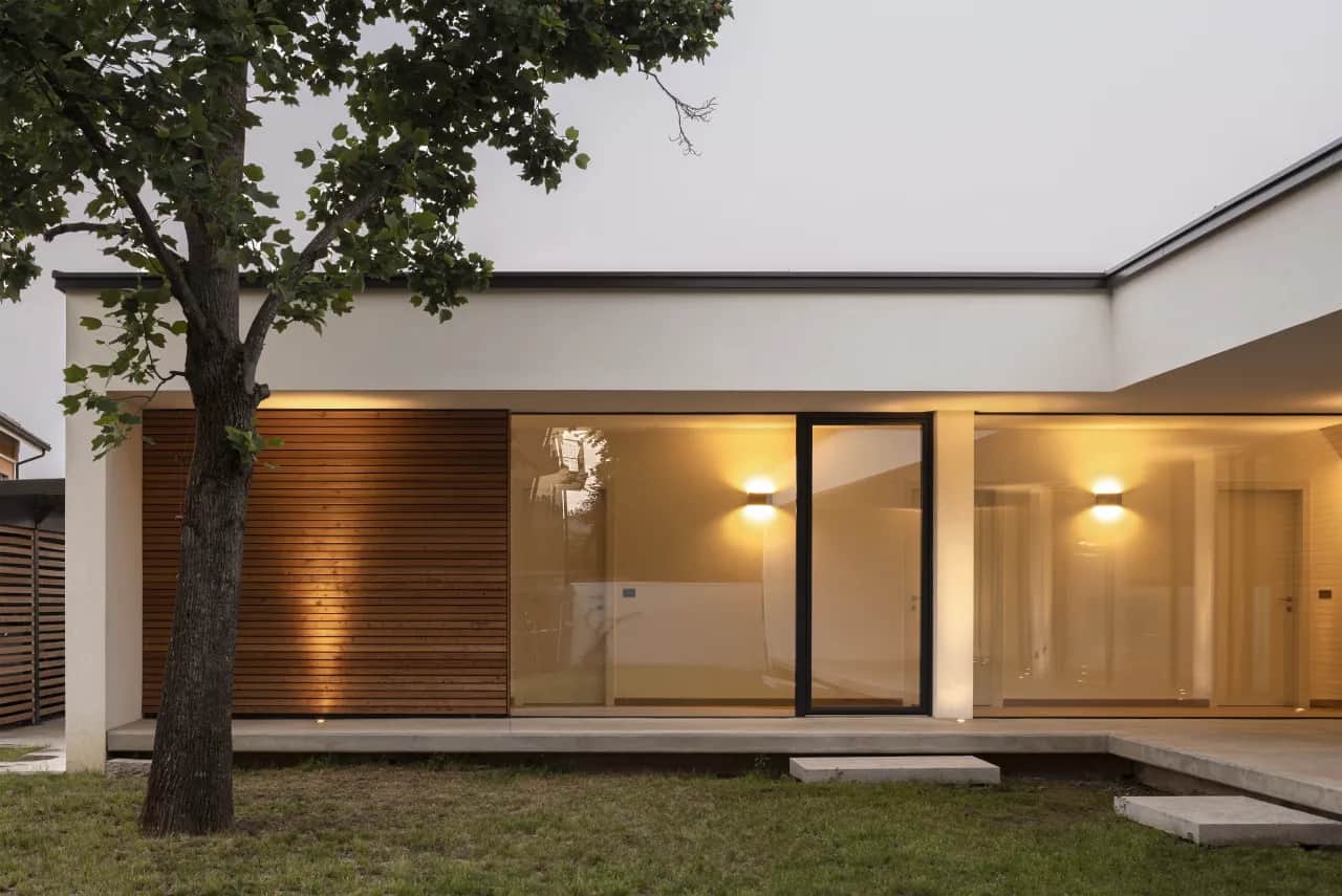 Jaka wysokość otworu pod drzwi wewnętrzne? Poznaj kluczowe wymiary