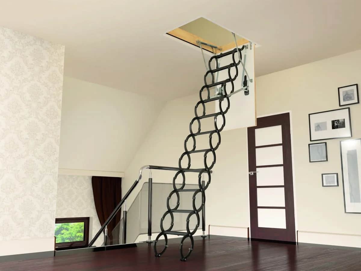 Kiedy montować schody strychowe, aby uniknąć kosztownych błędów?